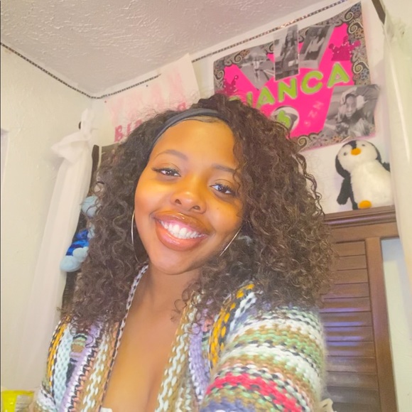 Meet your Posher, Bianca.Can wait to sell my beautiful items to you all. - Picture 2 of 4